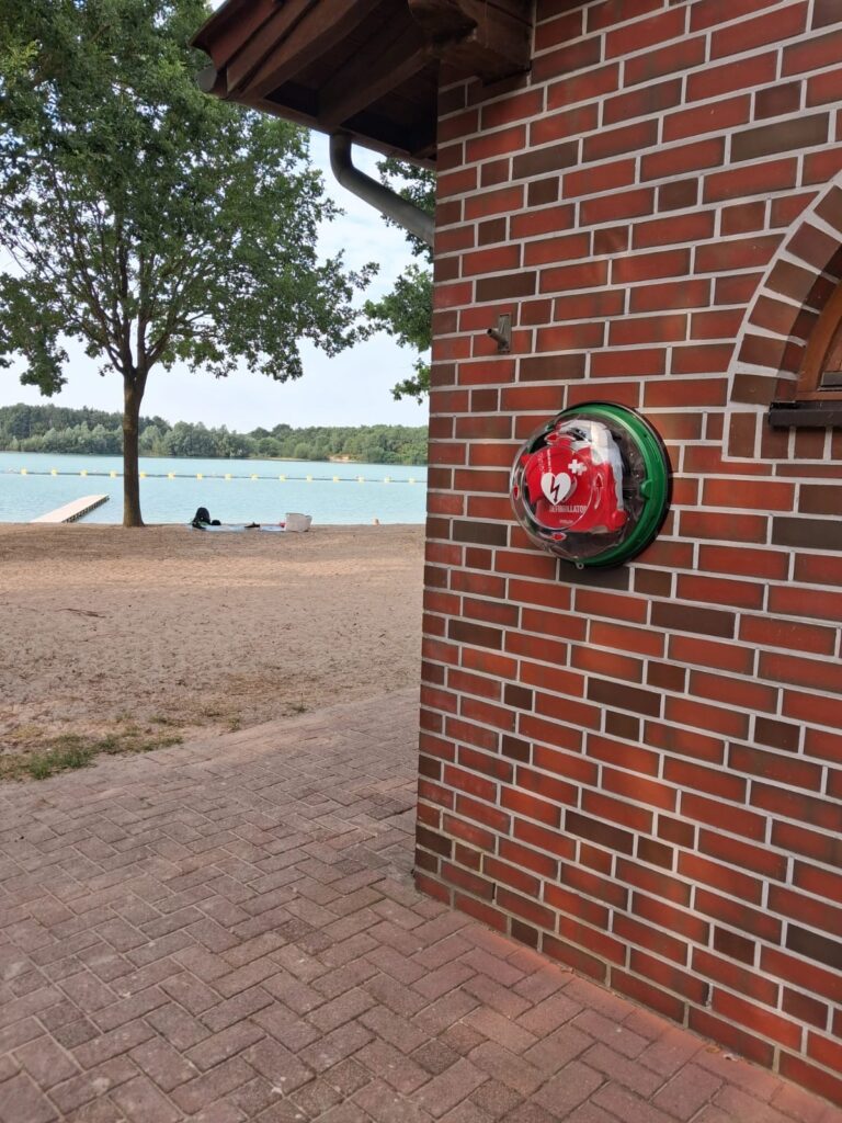 Kieswerk spendet Defi am Herzogsee